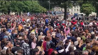 VIDÉO Chatellerault  la place de la mairie noire de monde pour l’arrivée de la flamme [upl. by Chev]