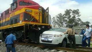 Train hits a car caught on video MUST SEE Salamanca mexico [upl. by Magnien]