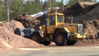 Volvo L90D handles woodchip with different attachments [upl. by Esela]