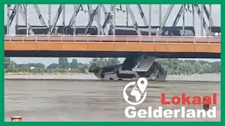 Jacht vaart zich klem onder brug Zutphen  LokaalGelderland [upl. by Ylecic]