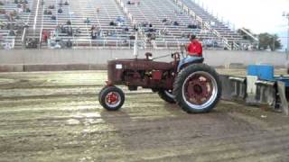 1942 Farmall H tractor pull [upl. by Sellma492]