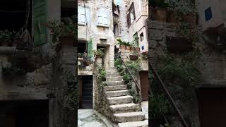 Rovinj courtyard rovinj croatiatravel croatiafullofmagic travelfamily travelling travelblog [upl. by Marylynne]