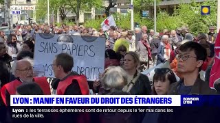 Lyon  Manif en faveur du droit des étrangers [upl. by Ytsrik]