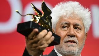 PEDRO ALMODÓVAR GANA EL LEÓN DE ORO CON SU PRIMERA PELÍCULA EN INGLÉS LA HABITACIÓN DE AL LADO [upl. by Gould]