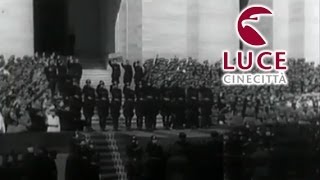 Mussolini alla parata militare delle camicie nere in Via Nazionale a Roma [upl. by Onilatac875]