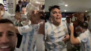 Selección de Argentina cantando quotBrasil decime que se sientequot en el camerino [upl. by Barram796]