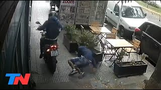 VILLA URQUIZA I Un hombre desmayó a un ladrón tirandole un casco de moto por la cabeza [upl. by Sitrik]