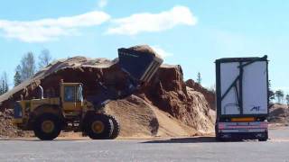 Volvo L150E with Highdumping bucket Högtippande  Volvo FH woodchip truck Flisbil [upl. by Aytnahs]