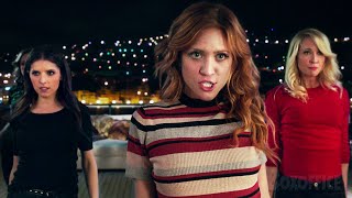 CANCIÓN Toxic  Escena de pelea en el yate  Pitch Perfect 3  Clip en Español [upl. by Nadnarb993]