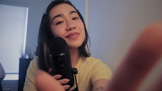 ASMR  RECONFORTANDO VOCÊ com TRIGGERS no microfone muitos sons de UNHA e SUSSURROS [upl. by Merrili829]