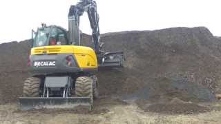 Mecalac 714 MWe  utilisation du godet chargeur 4X1 en dynamique et en statique HD [upl. by Kcor501]