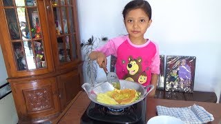 Main Masak Masakan Beneran  Masak Telur Dadar Enak Banget [upl. by Agripina]