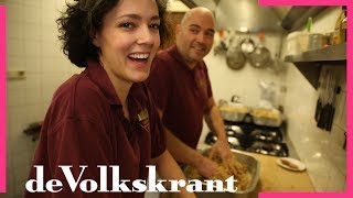 Foodvlog Bij cafetaria Schraven maken ze de nasiballen volgens omas recept  de Volkskrant [upl. by Maisel]