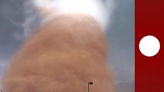 Un homme filme une gigantesque tornade qui sabat sur un champ de pétrole aux EtatsUnis [upl. by Rimidalg]