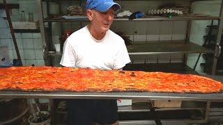 Pizza meravigliosa cotta in un Forno a Legna di 100 anni fa  Iscriviti Romafood Street food Italia [upl. by Luar632]