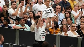 Ativistas da PETA interrompem Papa para pedir fim das touradas [upl. by Luby912]