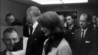 Lyndon Johnson prête serment dans air force one  Le fameux clin doeil [upl. by Anilok775]