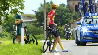 TOUR DE FRANCE 2024  Séquence ubuesque  Léchappée pose pied à terre pour attendre le peloton [upl. by Norrehc848]