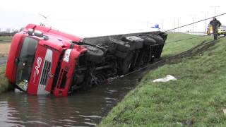 Vrachtwagen te water langs N242 in Alkmaar door losgeschoten stuurstang [upl. by Irma961]