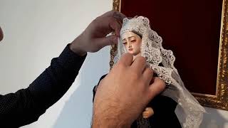 Vistiendo a la Virgen de la Soledad  El Rincón del Vestidor [upl. by Rucker]