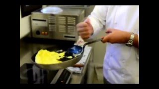 Comment rouler une omelette [upl. by Osnohpla]