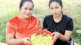 Life Natural  Making Otaheite Gooseberry and Eating with salt and peppers [upl. by Hatokad]