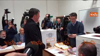 Renzi agli scrutatori dopo aver votato quotScusate il disturboquot [upl. by Herring]