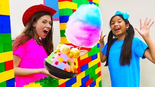 Wendy and Eric Frozen Treat Drive Thru Food Toys Restaurant  Kids Fix Snow Cone Machine [upl. by Frankel604]