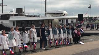 Gekes Tiental zingt koningspaar toe in Urk [upl. by Alyosha]