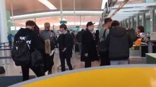 EXO 엑소 Tao 黃子韜 Baekhyun 백현 Chanyeol 찬열 and DO 디오 leaving Barcelona  Fan Cam [upl. by Coben]