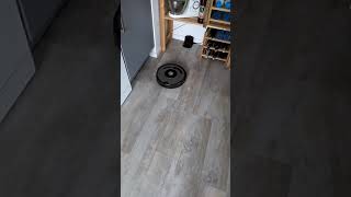 Laspirateur Roomba 615 retourne à sa base tout seul [upl. by Notsehc]