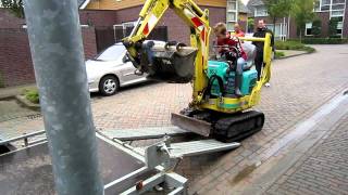 jongen op minigraver yanmar sv 08 [upl. by Yruy]