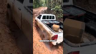 Hilux em uma missão para lá de impossível hilux4x4 lama shortes youtube se inscreva no canal 🙏 [upl. by Hayifas]