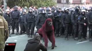 1 Mai 2010 in Berlin  Demonstranten werfen Böller auf Polizisten [upl. by Verras]