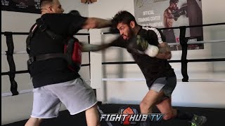 JORGE LINARES FIRES TECHNICAL COMBINATIONS DURING MITT WORKOUT FOR VASYL LOMACHENKO FIGHT [upl. by Ynetsed]