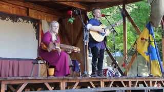 Medeltida sånger på gitarr och nyckelharpa  Medeltidsveckan  Visby Gotland del 2 [upl. by Eatnohs91]