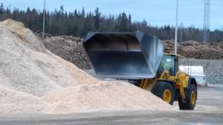 Volvo L220G with 22m3 wood chip bucket [upl. by Eeroc203]