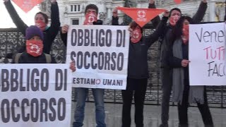 Immigrazione blitz al Vittoriano Gli attivisti quotGoverno vuole solo deportare personequot [upl. by Trisha]