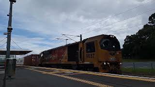 Fabulous shot of Kiwirail DL 9037 trundling through Orakei station [upl. by Ellemaj]