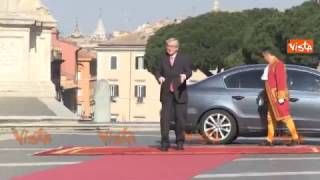 Juncker show in Campidoglio fa il saluto militare a Gentiloni [upl. by Bosch494]