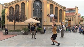 Un espectacle itinerant dona el tret de sortida al 15è Festival de Circ [upl. by Iluj]