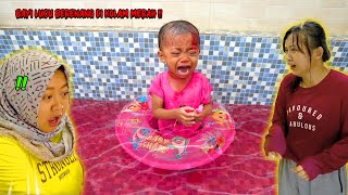 BAYI LUCU BERDARAH BERENANG DI KOLAM MERAH MINI [upl. by Neelear]