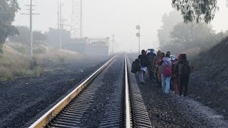 Migliaia di migranti alla frontiera MessicoUsa sospesi i treni merci troppi rischi [upl. by Primalia476]