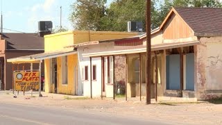 Mexicans fleeing cartel shelter in Texas border town [upl. by Ezekiel]