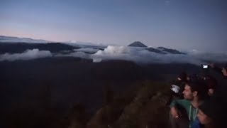 MOUNT BROMO VULKAAN BEKLIMMEN l WONDERFUL INDONESIA l TRAVEL VLOG 13 [upl. by Mines]