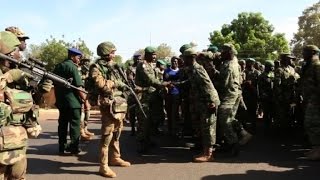 Des soldats sénégalais par des vivats en Gambie [upl. by Madanhoj]