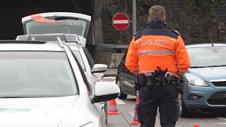 Schaffhausen Polizei informiert Autofahrer über Vignettenwechsel [upl. by Nonnel]