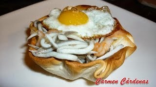 Tartaleta con gulas y gambas en masa para empanadillas Receta paso a paso Carmen Cárdenas [upl. by Rosco578]