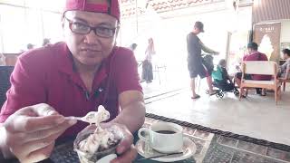 MAKAN ES KRIM SAMA NGOPI SENDIRIAN DI KAFE WAKTU DIBEKASI [upl. by Llezo430]