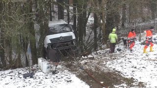 Aufwendige Bergungsarbeiten LKW steckt nach 50 Meter Absturz im Wald fest [upl. by Mayrim]